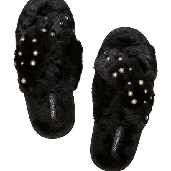 VICTORIA'S SECRET
Criss Cross Faux Fur Slides - Picture 1 of 1